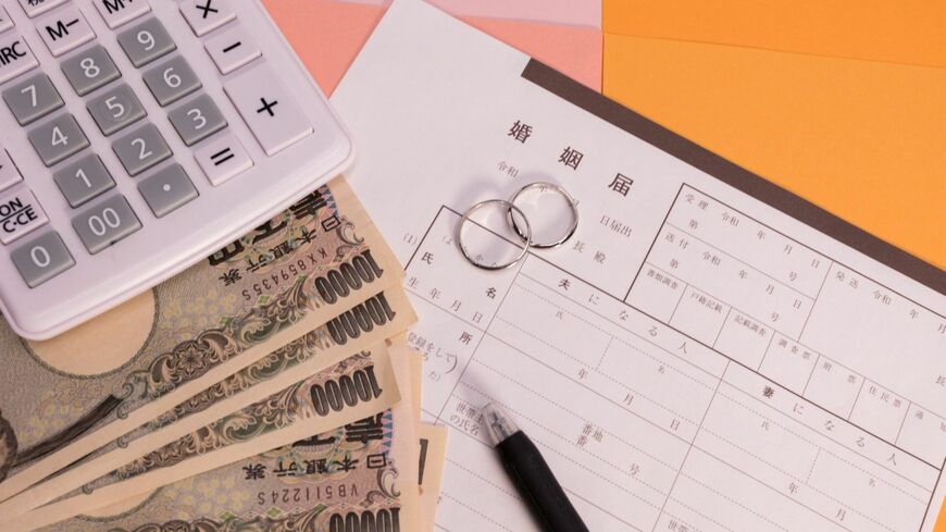 「金がないから結婚できない」という話もありますが、実際に未婚と既婚ではどれくらいの所得格差があるのでしょうか（写真：taxi／PIXTA）この記事の画像を見る(◯枚)