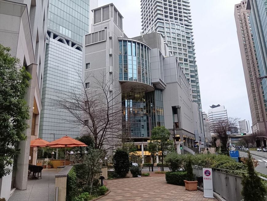 この正面の商業施設からリッツに入れる（筆者撮影）