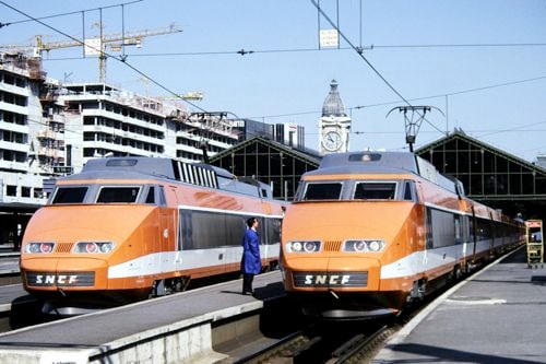 フランスのTGVは登場時オレンジ色だった（1985年 筆者撮影）