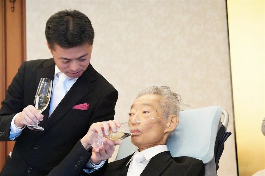 「愛娘の結婚式に出席したい」。余命わずかの終末期患者の願いを叶えるべく、かなえるナースが同行。当日は喜びのあまり、思わずシャンパンを口に（写真：かなえるナース提供）