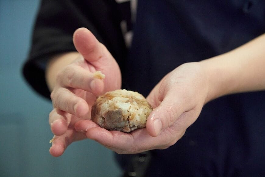 コロッケの成形は両手を使って、やわらかくまとめましょう（写真：吉澤健太）