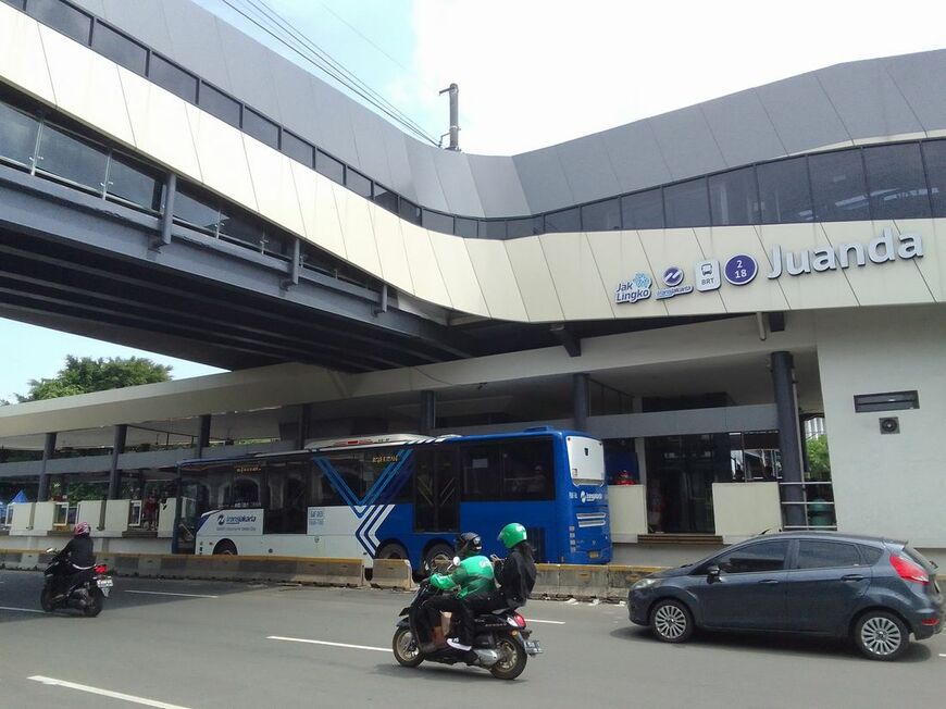 ジャカルタのBRT（トランスジャカルタ）の駅とバス。完全に分離された専用走行路を走る（筆者撮影）