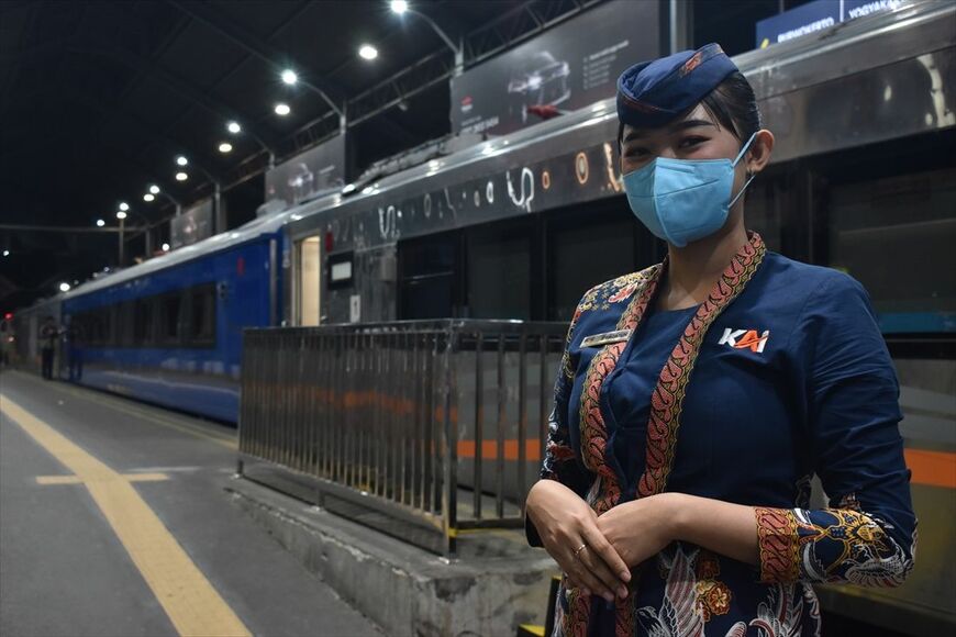 コンパートメントスイートの乗客はホームでパーサーが出迎えてくれる（筆者撮影）