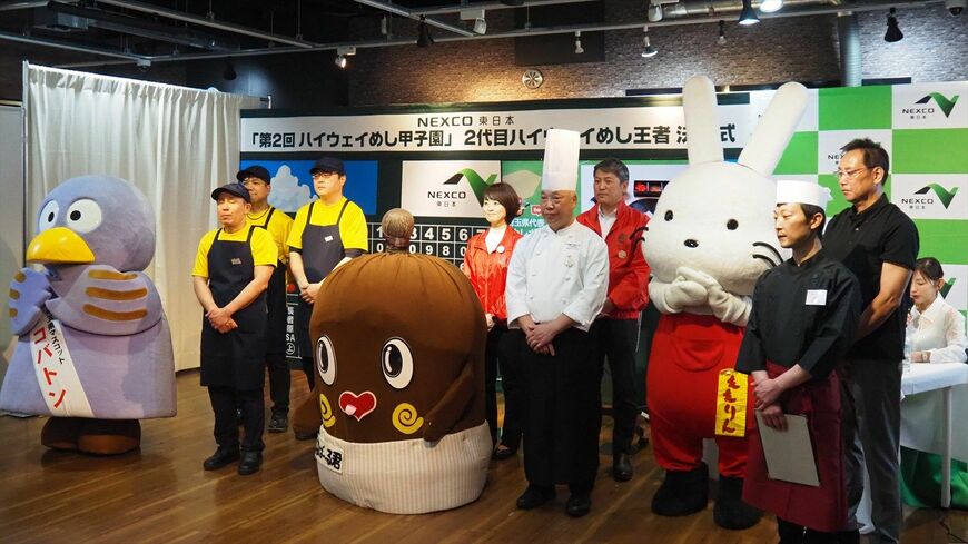 決定式が終わり記念写真。福島市のももりん、茨城県のねば～る君、埼玉県のコバトンも応援に駆け付けた（筆者撮影）