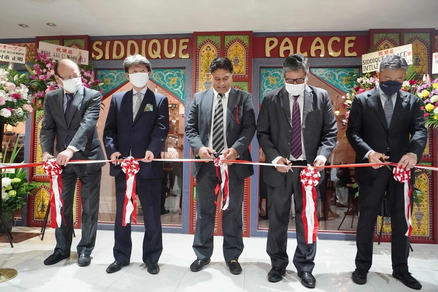 東京タワーのオープニングセレモニーには、パキスタン大使のイムティアズ・アハマド氏（右から2番目）、東京タワー社長の前田伸氏（左から2番目）も臨席（筆者撮影）