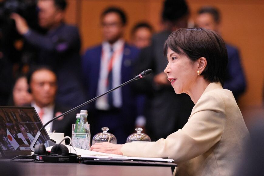 耳と肩の位置が揃うと凛とした姿勢になる（画像：首相官邸公式サイトより）