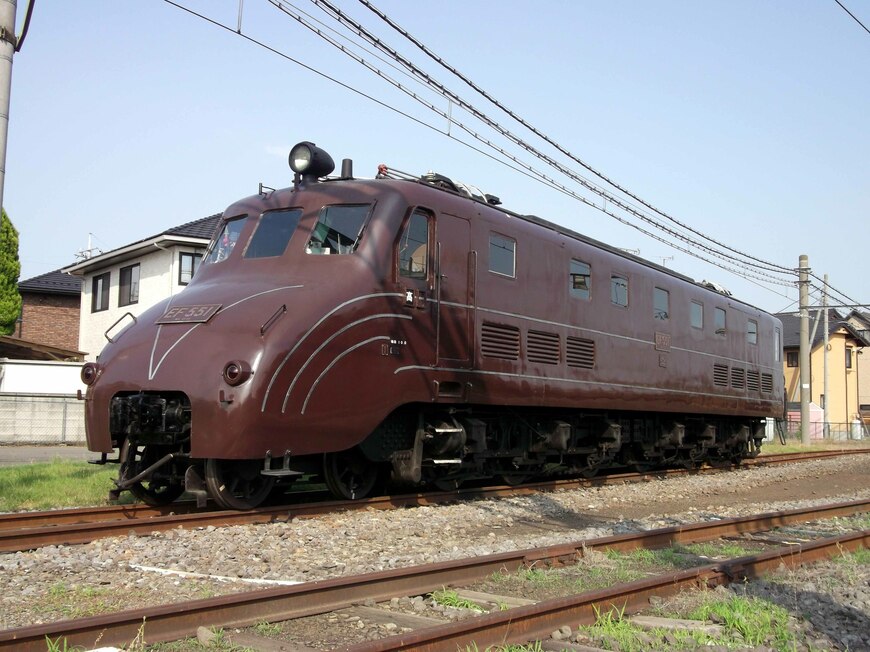 EF53形をベースに設計された流線形のEF55形。反対側はデッキ付きだ（撮影：南正時）