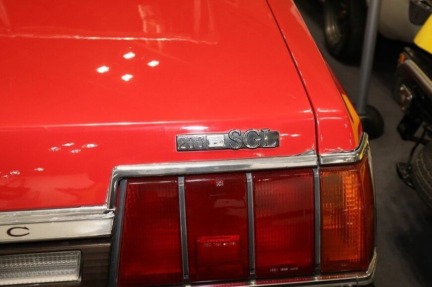 バクヤスオートが展示していたオープンカー仕様の日産「セドリック」（写真：筆者撮影）