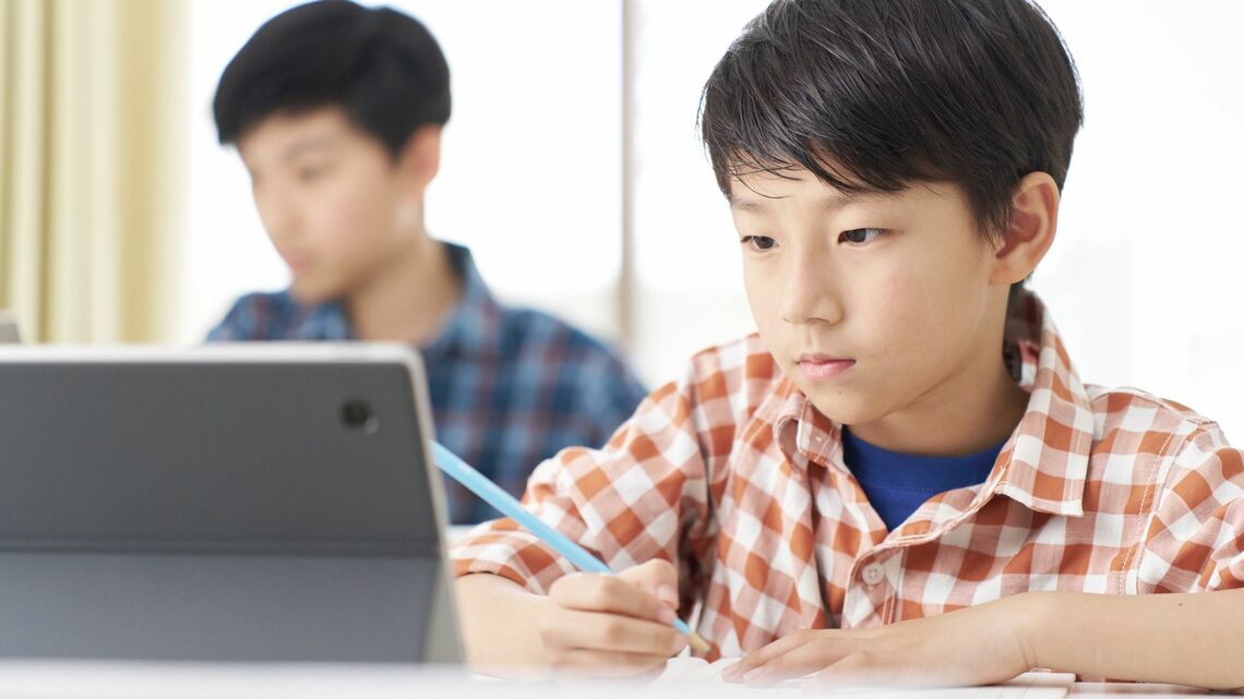 タブレットで学習中の男の子