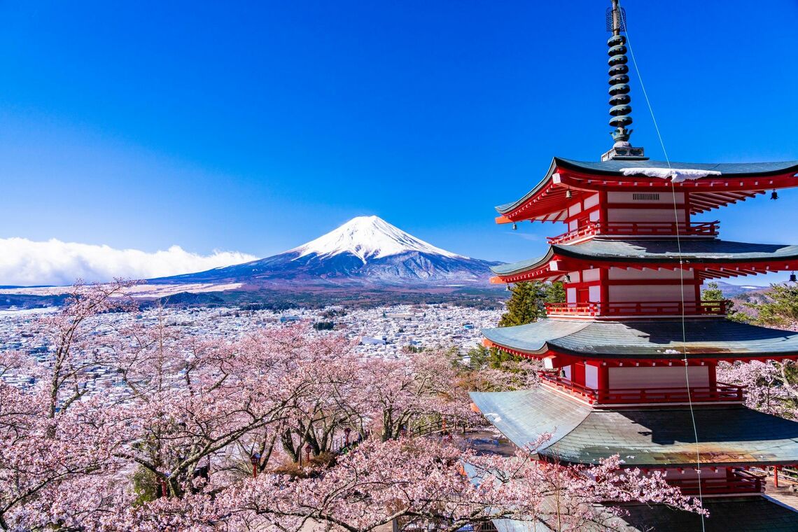 春になるとインスタグラムやYouTubeでいっせいにアップされる「新倉山浅間公園・忠霊塔」。「満開の桜の中で、朱塗りの五重の塔の向こうに富士山がその雄姿をみせる」アングルは、いかにも外国人好み（写真：Yoshitaka／PIXTA）