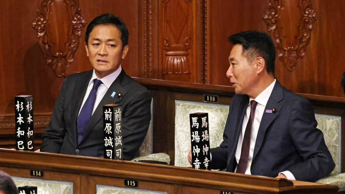 ガソリン暫定税率への対応をめぐって溝が埋まらない、国民民主党の玉木雄一郎代表（左）と日本維新の会の前原誠司共同代表（写真：東京スポーツ／アフロ）