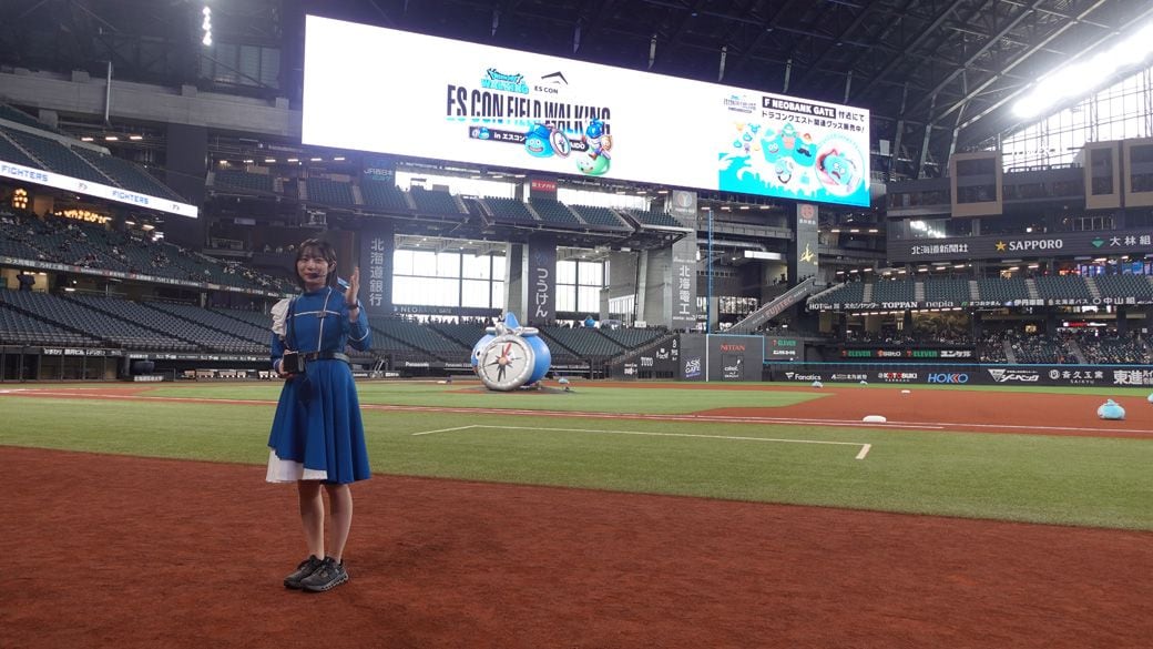 球場のツアーガイドの方とゲームファンの会話も盛り上がった（筆者撮影） 