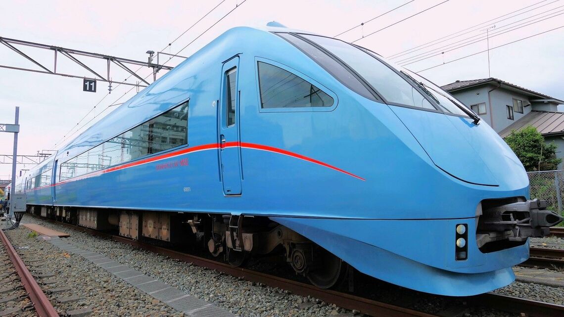 小田急電鉄のロマンスカー60000形「MSE」。日本初の地下鉄直通の座席指定特急車両だ（記者撮影）