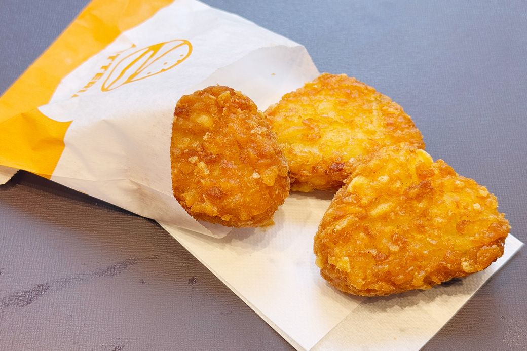三角ハッシュポテトは、カリッと揚がってホクホク（筆者撮影）