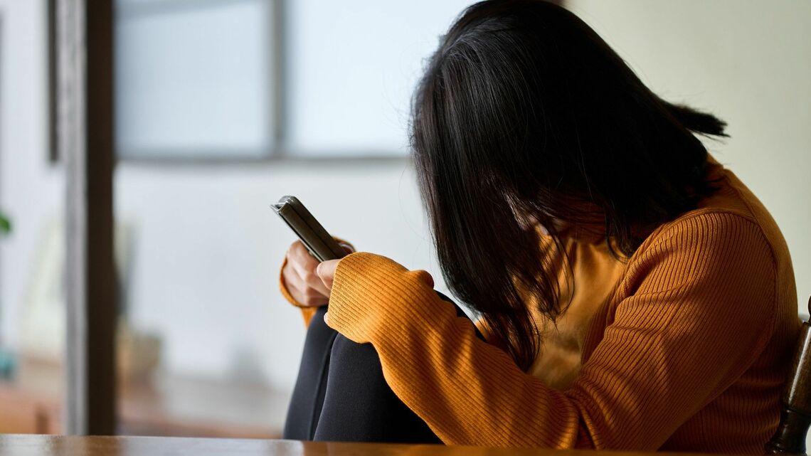 過度な承認欲求から「卒業」することが大切だという（写真：mapo／PIXTA）