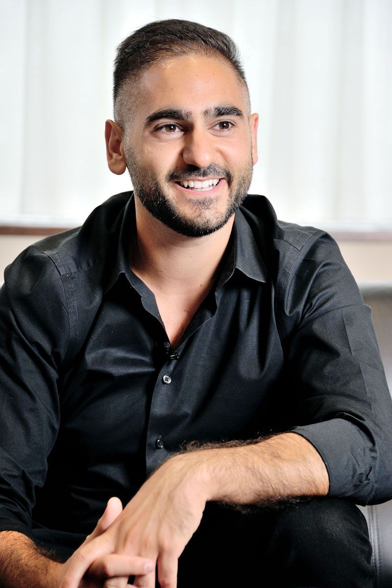 アレックス・バナヤン／作家、スピーカー。1992年8月10日、カリフォルニア州ロサンゼルス生まれ。大学1年生の期末試験の前日、アメリカの有名なテレビ番組『プライス・イズ・ライト』に出場し、世界で屈指の成功者たちから「自分らしい人生の始め方」を学ぼうと旅に出る。19歳のとき、シリコンバレー史上最年少のベンチャーキャピタルとなる。また、アメリカの大手出版社クラウン・ブリッシャーズ史上、同社と契約した最年少の作家となる。『フォーブス』誌「30歳未満の最も優れた30人」、『ビジネス・インサイダー』誌「30歳未満の最もパワフルな人物」に選出（撮影：梅谷秀司）