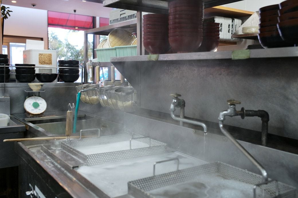 うどんを茹でる釜