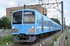 水色の近江鉄道「湖風号」カラーの編成