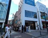 自由が丘駅前にオープンした「I’m donut？」と「dacō（ダコー）」が入る建物。日曜の昼間に通りがかると建物を囲むように行列が伸びていた（写真：筆者撮影）