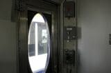乗務員室の扉と車掌が扱う機器類（記者撮影）