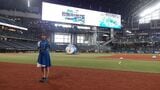 球場のツアーガイドの方とゲームファンの会話も盛り上がった（筆者撮影） 