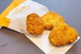 三角ハッシュポテトは、カリッと揚がってホクホク（筆者撮影）