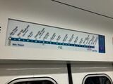 車内の電照式路線図（筆者撮影）