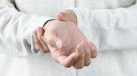 ｢手の震え｣原因は緊張からくるものだけじゃない ｢日常生活で困ることが多い｣ならまずは受診を