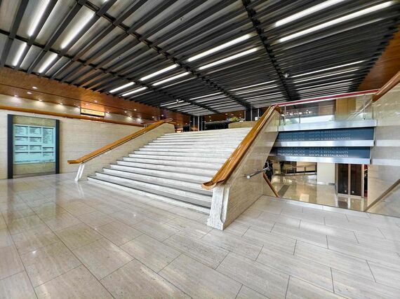 東玄関の大理石の大階段