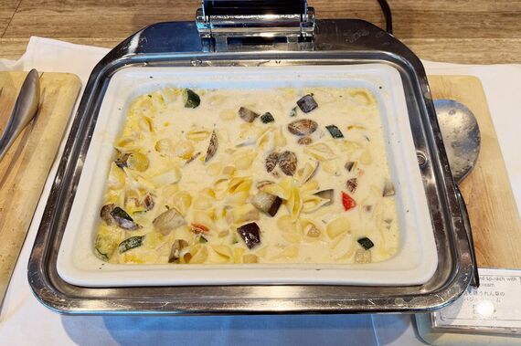 小柱とほうれん草のバジルクリーム