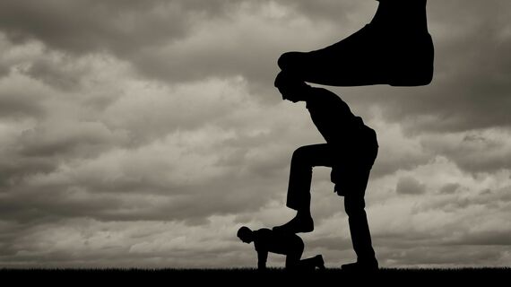 踏みつけられる人物のシルエット