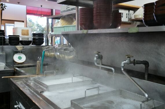 うどんを茹でる釜