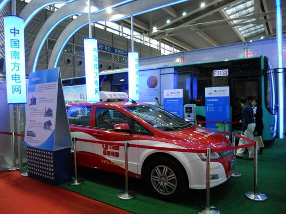 2010年、中国・深センでのEVS25に出展した、BYDのEVタクシー（筆者撮影）