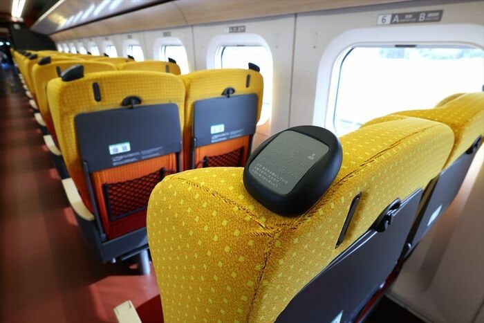 座席の肩にある握り手