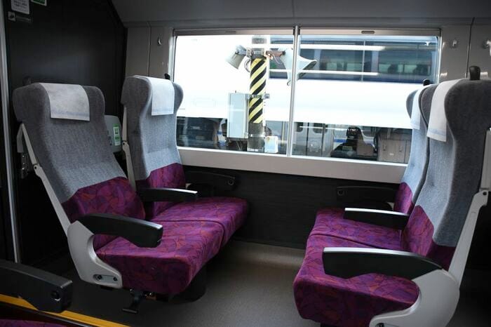 横須賀・総武快速線用E235系のグリーン車内