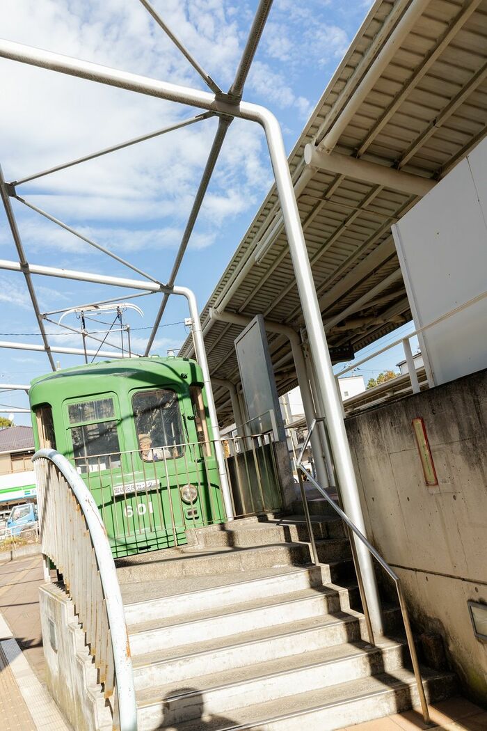 宮の坂駅の脇、区民センターにある古車両。