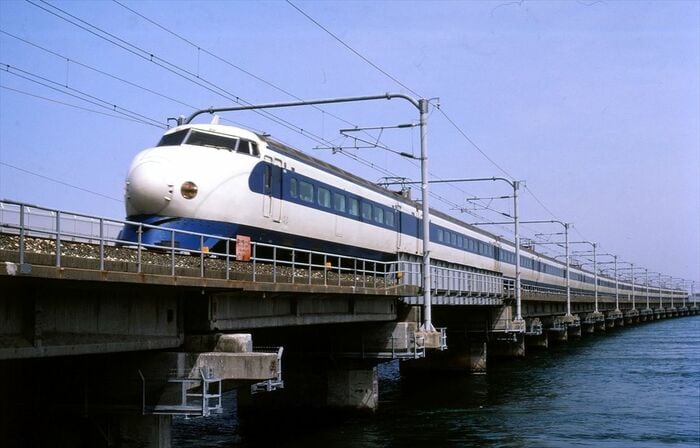 浜名湖を快走する0系新幹線