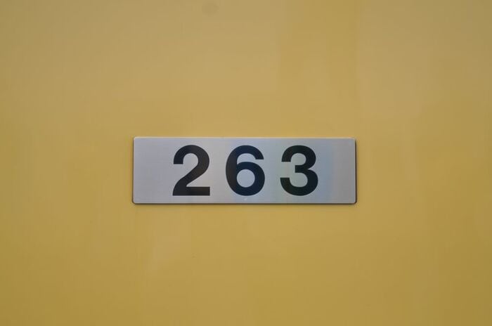 ナンバーは銀色地に黒文字。かつては黄色に黒文字だった