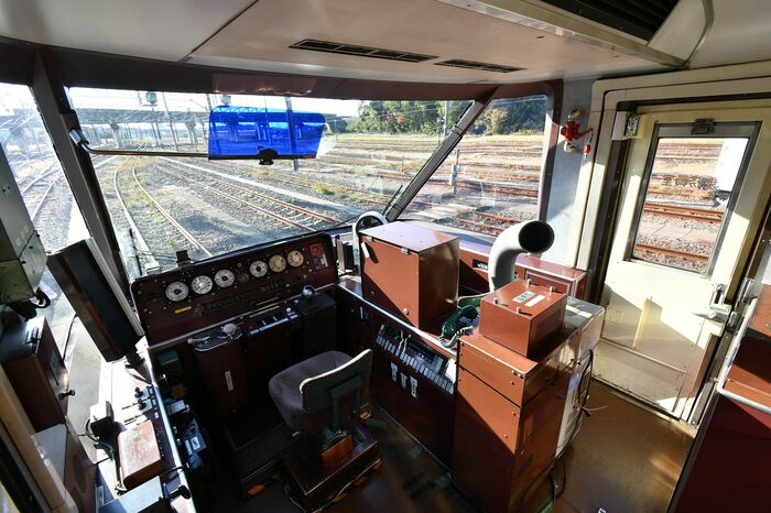 クロ380形の乗務員室はアナログ的な機器が並ぶ