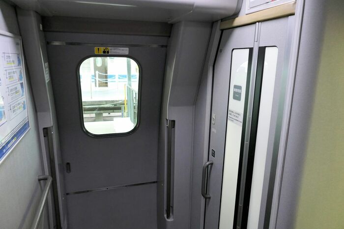 乗降扉も角度が付いている