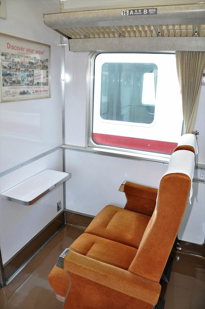 車端部のシートは壁にテーブルがある