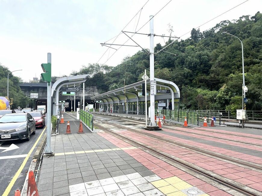 開通に向け試験や周辺設備の整備が急がれる新北市の安坑LRT（筆者撮影）