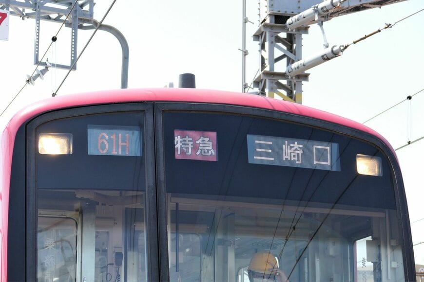 上部2つの前照灯と種別・行き先表示（記者撮影）