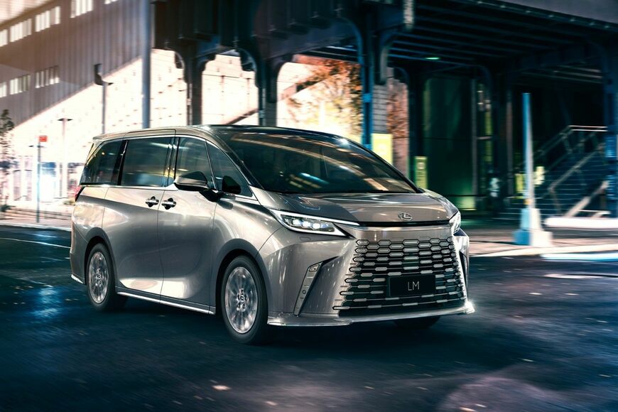 新型アルファードをベースとするレクサスLM（写真：トヨタ自動車）