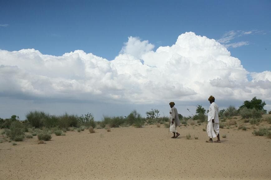砂と小石、岩盤でできた「沙漠」の大地に生きる人々（写真：筆者提供）