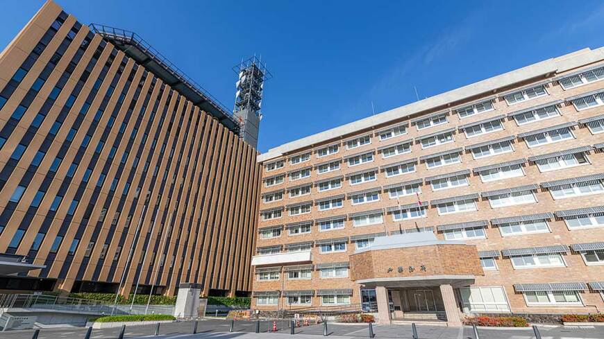 山梨県では2021年度から小学校1年生、22年度には2年生、今年度からは3年生で25人学級を導入した。写真は山梨県庁（写真：PIXSTAR / PIXTA）