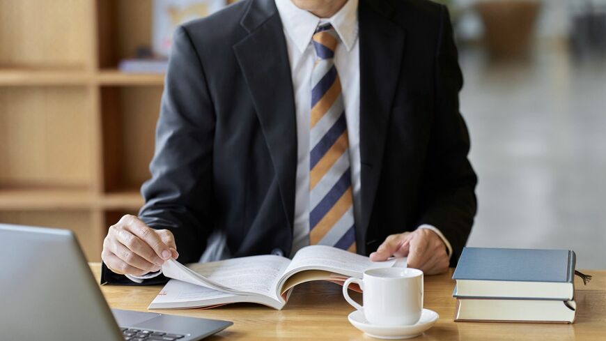 勉強する会社員