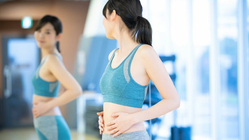 ろっ骨を意識した簡単ストレッチで、やせやすいカラダを手に入れましょう（写真：Ushico／PIXTA）
