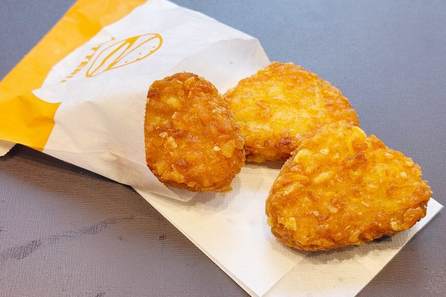 三角ハッシュポテトは、カリッと揚がってホクホク（筆者撮影）