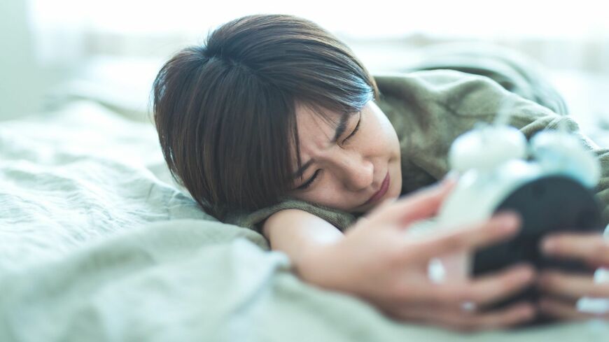 寒暖差の激しい春は睡眠習慣が乱れやすい季節です（写真：Graphs／PIXTA）